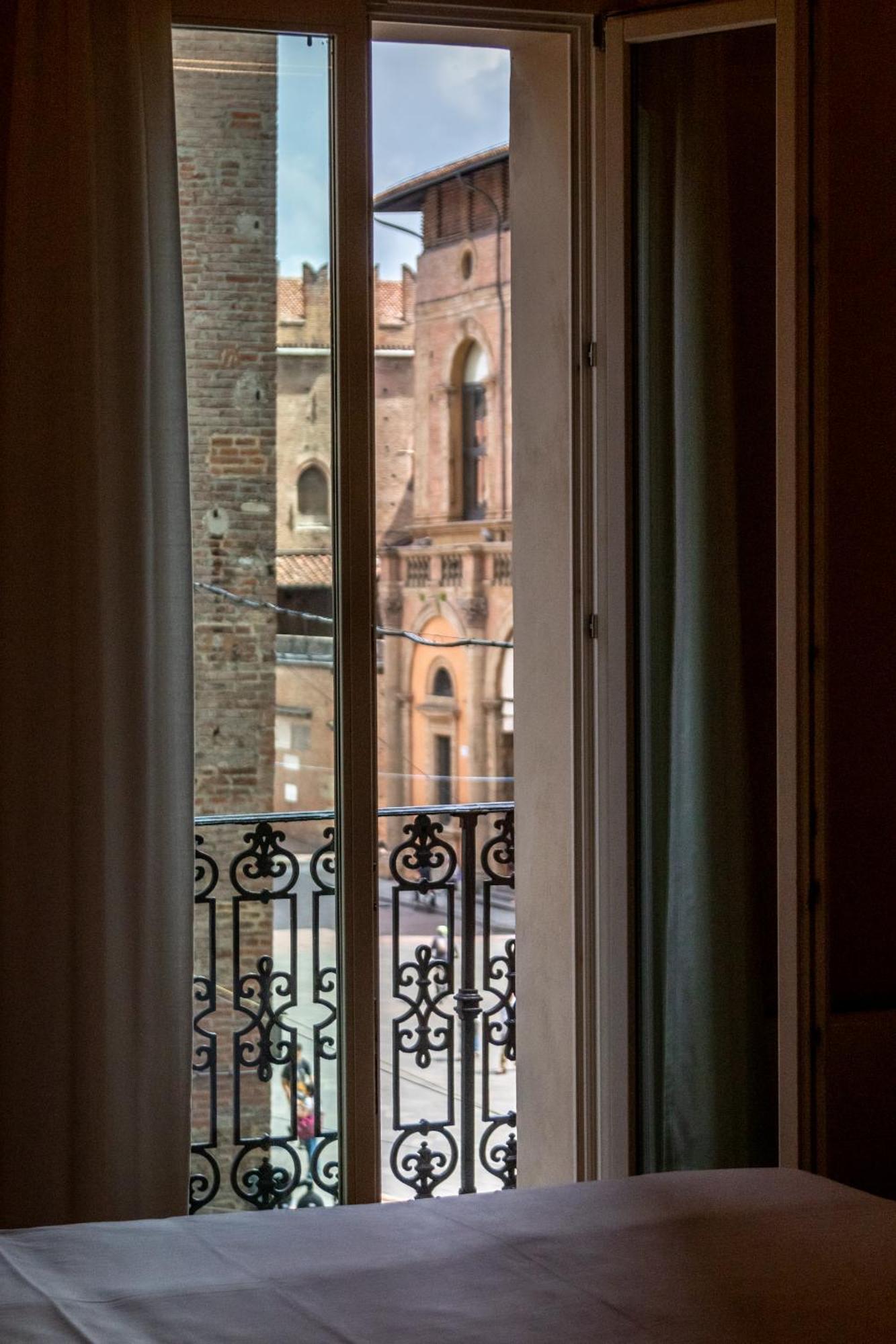 Casa Isolani Luxury Rooms Piazza Maggiore Болонья Экстерьер фото