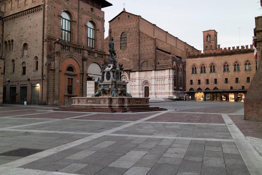 Casa Isolani Luxury Rooms Piazza Maggiore Болонья Экстерьер фото