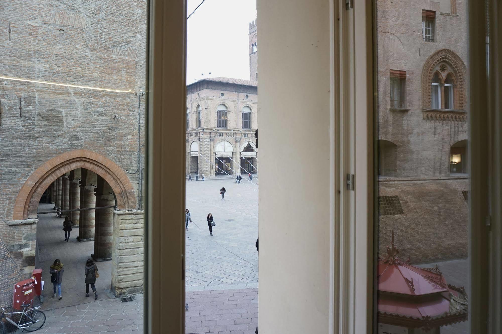 Casa Isolani Luxury Rooms Piazza Maggiore Болонья Экстерьер фото