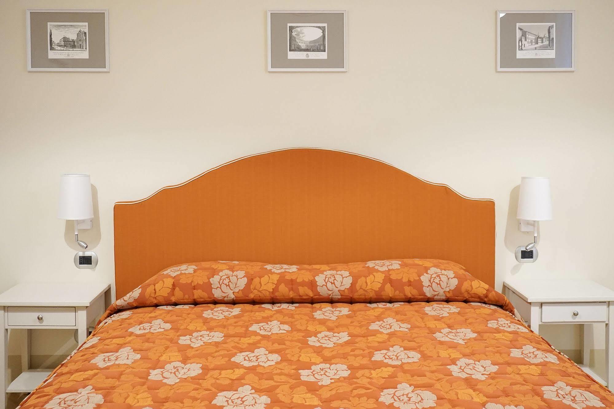 Casa Isolani Luxury Rooms Piazza Maggiore Болонья Экстерьер фото